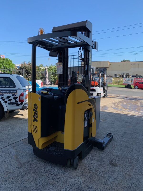 FORKLIFT - YALE STAND ON REACH TRUCK ELECTRIC - Image 2