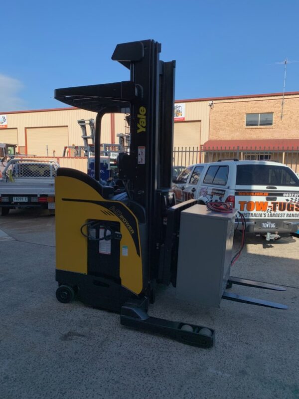 FORKLIFT - YALE STAND ON REACH TRUCK ELECTRIC - Image 3