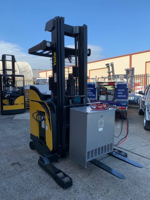 FORKLIFT - YALE STAND ON REACH TRUCK ELECTRIC - Image 4