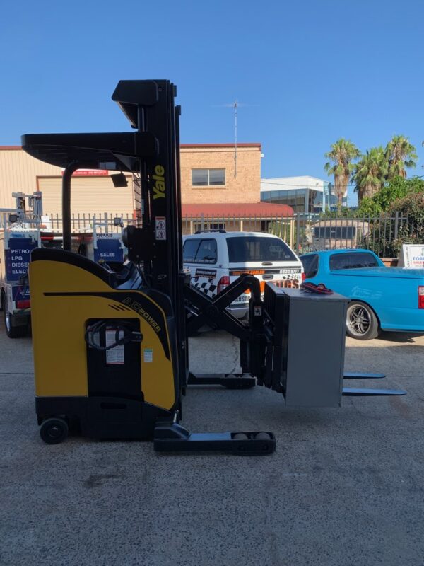 FORKLIFT - YALE STAND ON REACH TRUCK ELECTRIC - Image 5