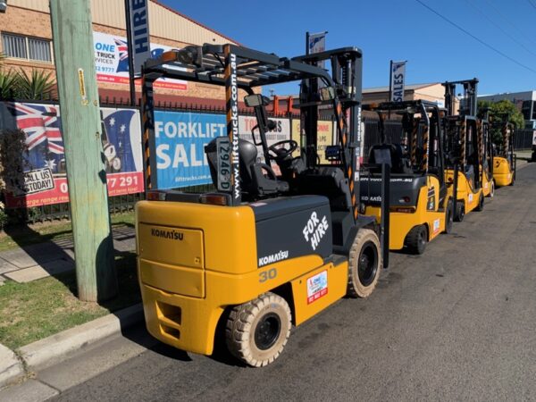 FORKLIFT - KOMATSU FB30-11 ELECTRIC (R028) - Image 2