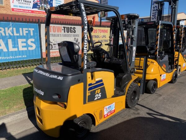FORKLIFT - KOMATSU FB25-12 ELECTRIC (R060) - Image 2