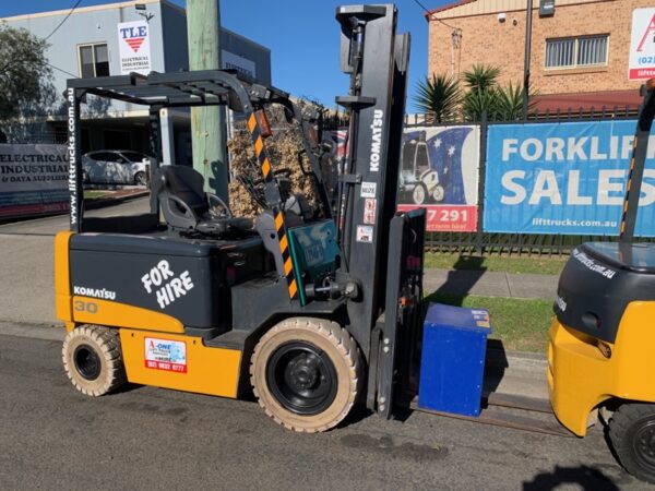 FORKLIFT - KOMATSU FB30-11 ELECTRIC (R028)