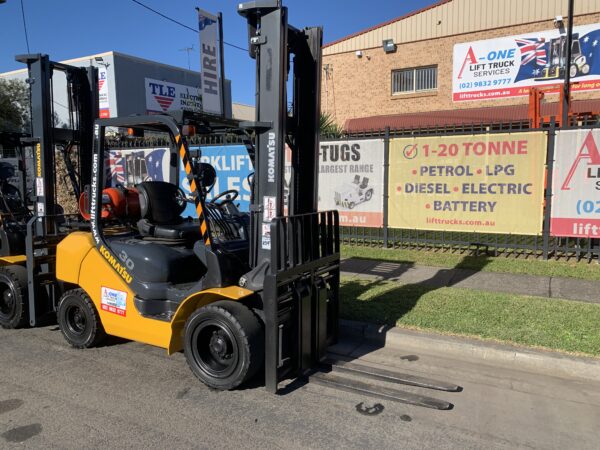 FORKLIFT - KOMATSU FG30T-17 LPG (R049)