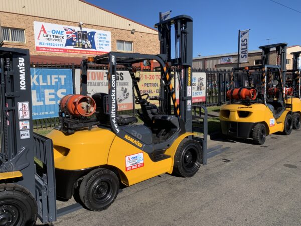 FORKLIFT - KOMATSU FG30T-17 LPG (R074) - Image 2