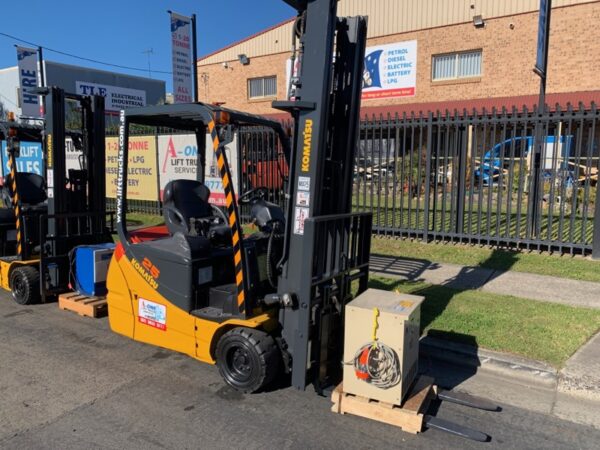 FORKLIFT - KOMATSU FB20M-12 ELECTRIC (R075)