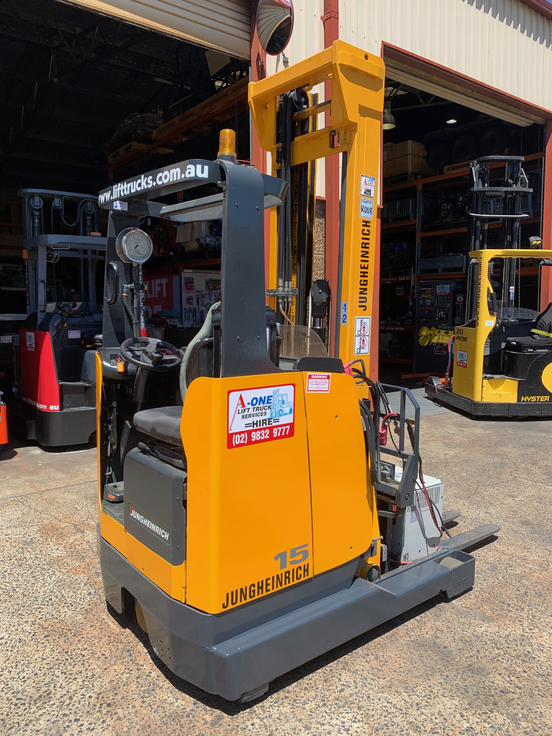 FORKLIFT - JUNGHEINRICH REACH TRUCK ELECTRIC (R008)