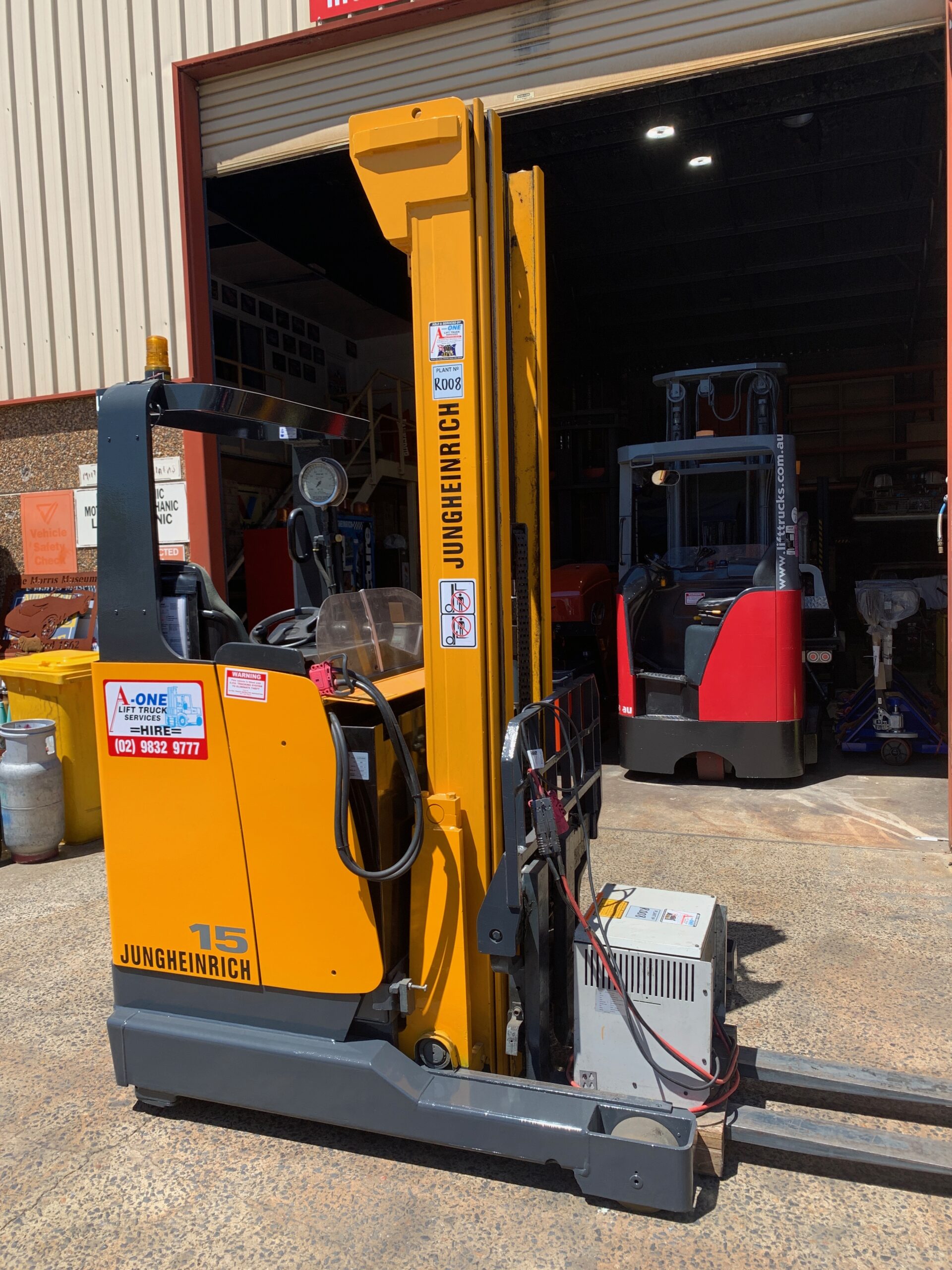 FORKLIFT - JUNGHEINRICH REACH TRUCK ELECTRIC (R008) - Image 2