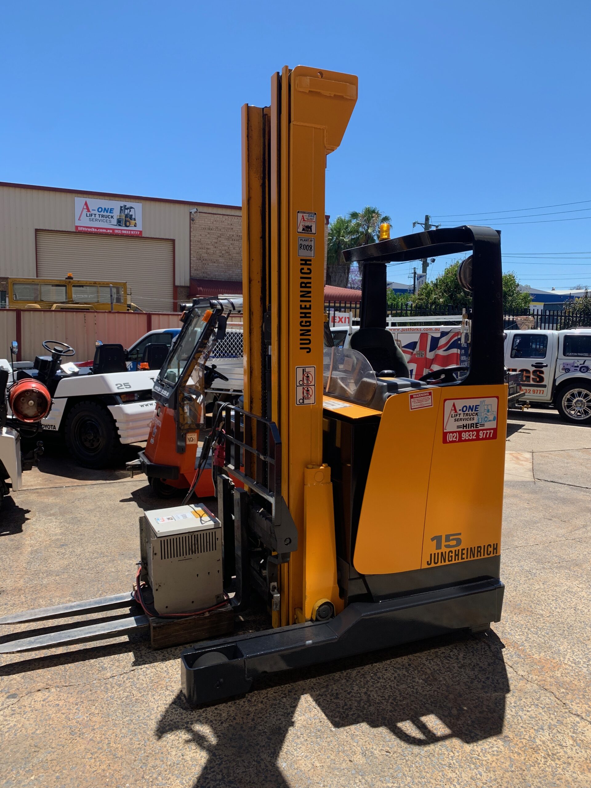 FORKLIFT - JUNGHEINRICH REACH TRUCK ELECTRIC (R008) - Image 4