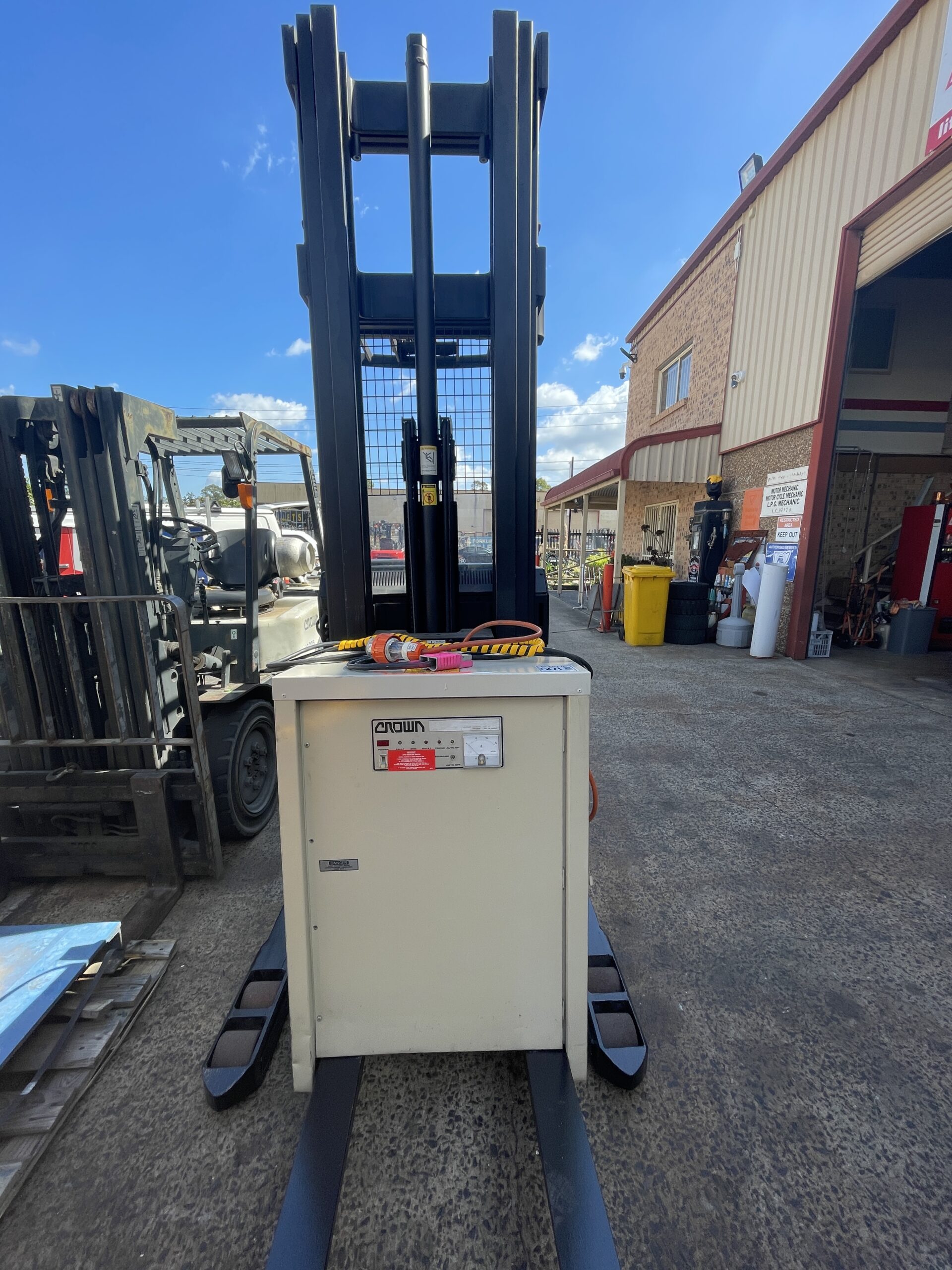 FORKLIFT - CROWN DOUBLE DEEP REACH TRUCK (S018) - Image 4