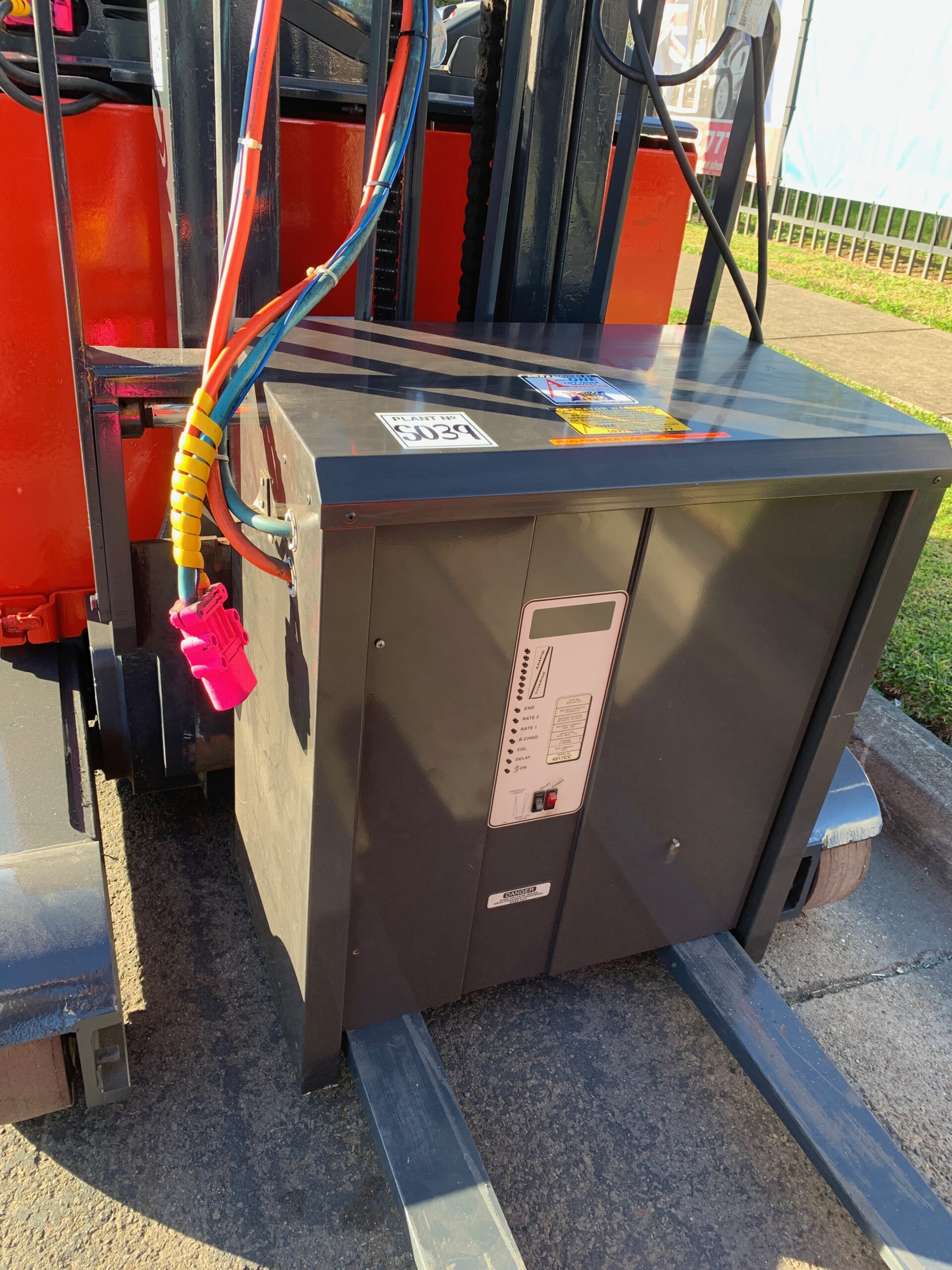 FORKLIFT - LINDE R16 ELECTRIC REACH TRUCK (S039) - Image 6