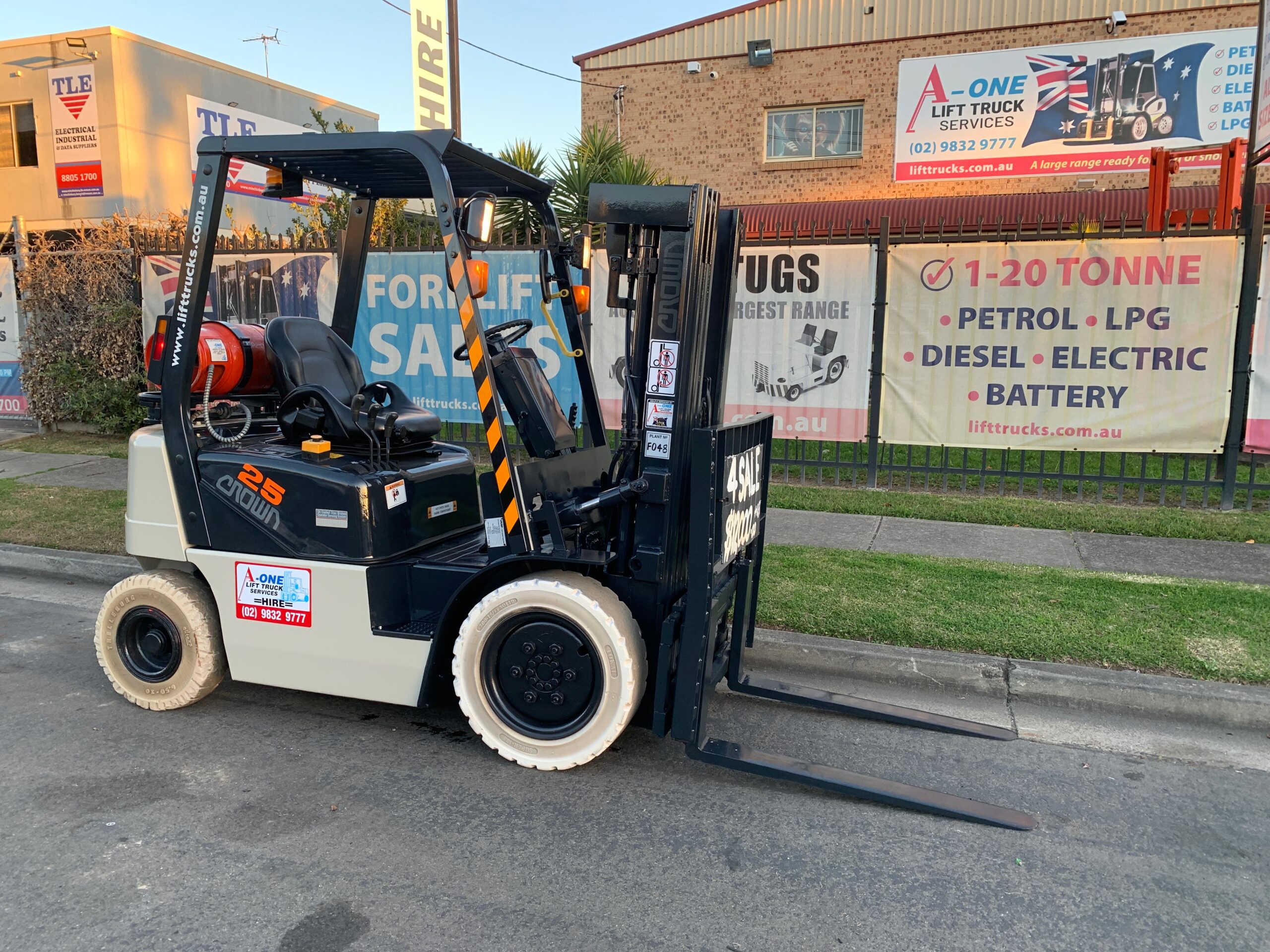 FORKLIFT - CROWN CG25E-3 LPG (F048)