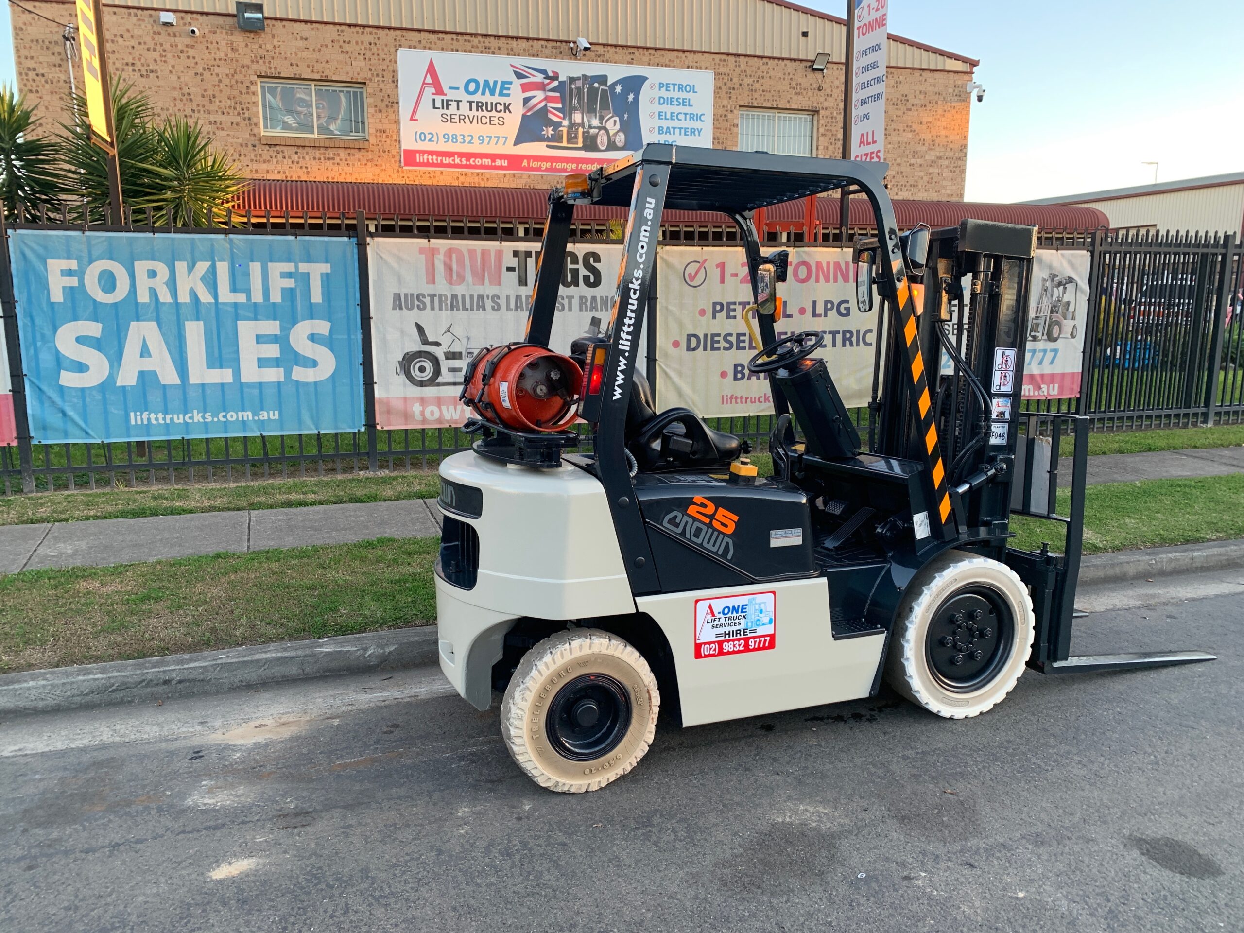 FORKLIFT - CROWN CG25E-3 LPG (F048) - Image 2