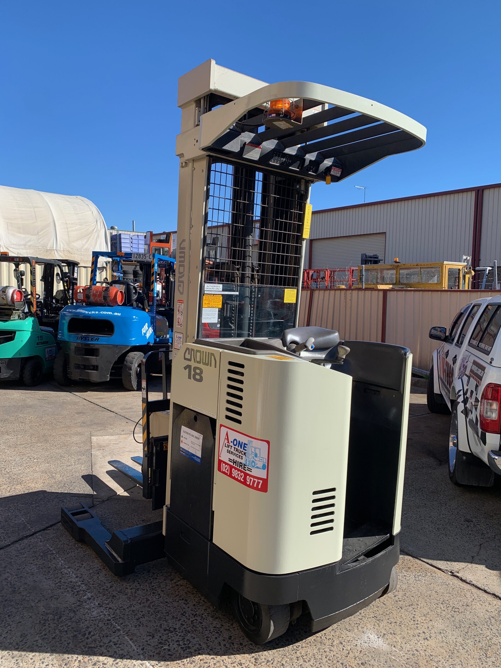 FORKLIFT - CROWN 35RRTT240 ELECTRIC REACH TRUCK (I009) - Image 3
