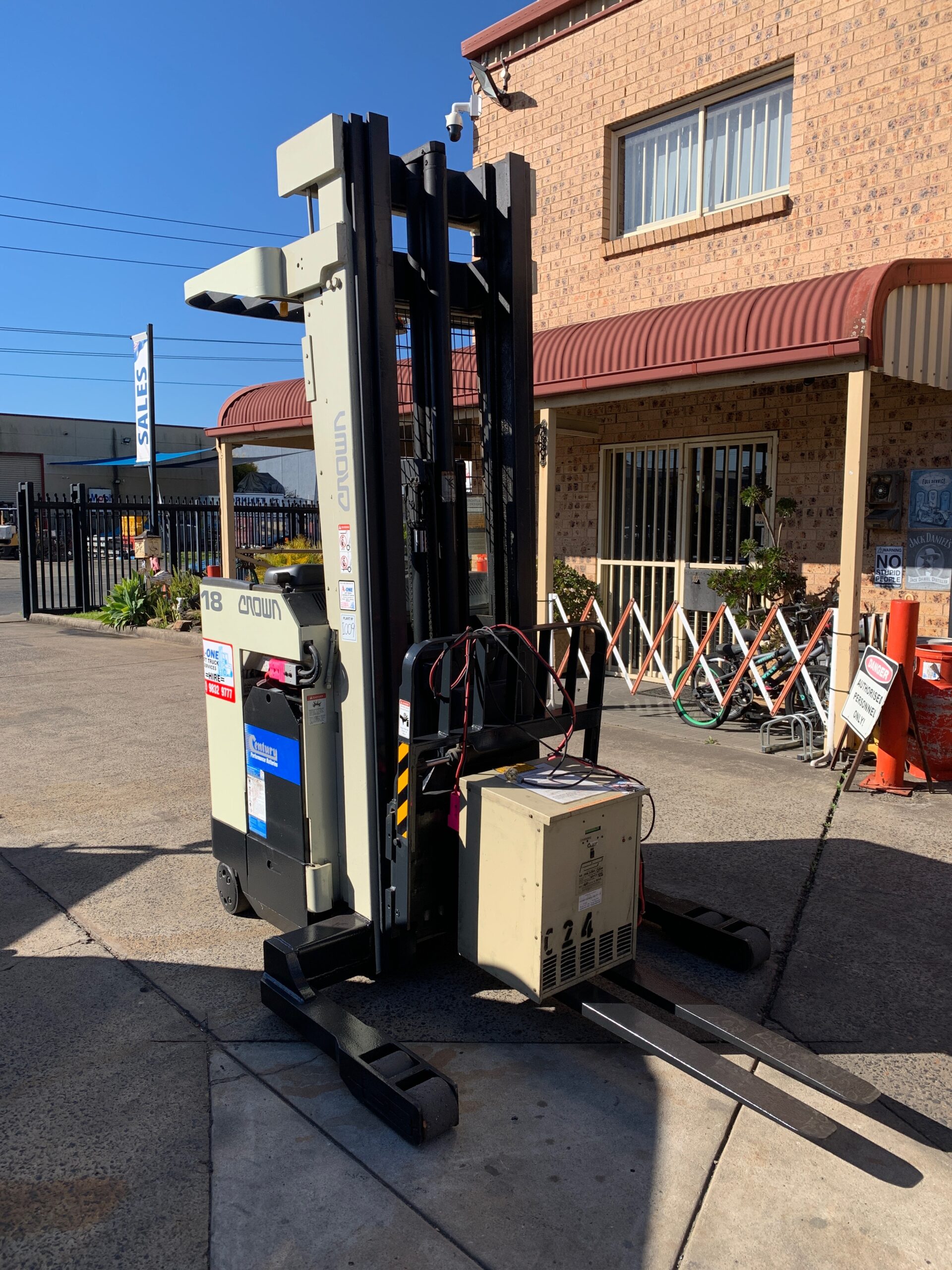 FORKLIFT - CROWN 35RRTT240 ELECTRIC REACH TRUCK (I009) - Image 4