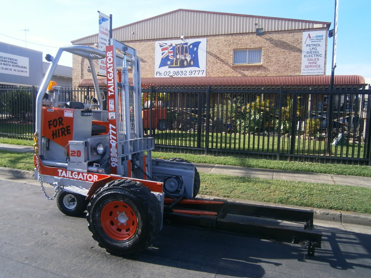 FORKLIFT - TAILGATOR EHD2000 SELF LOADING DIESEL FORKLIFT (H069)