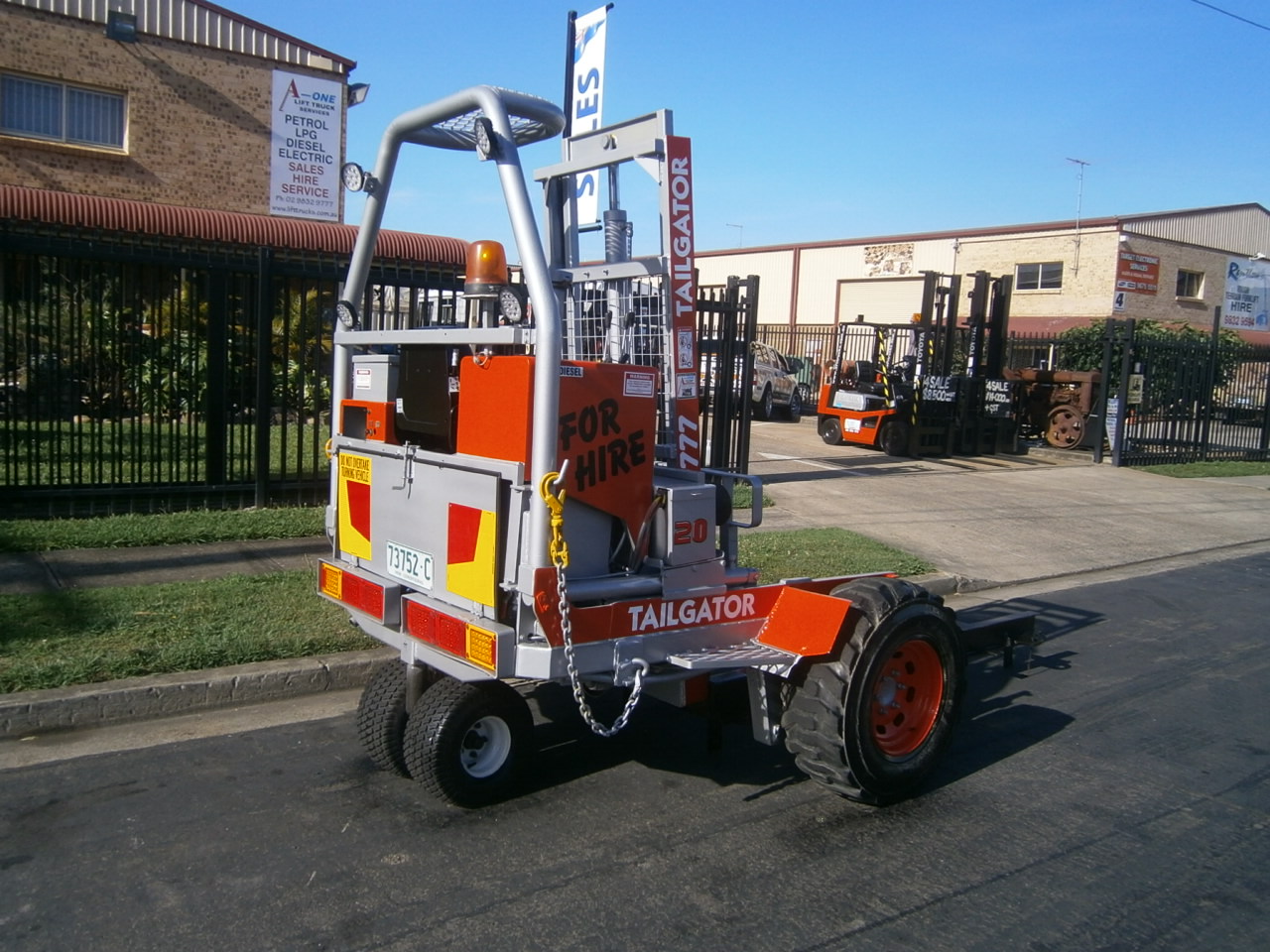 FORKLIFT - TAILGATOR EHD2000 SELF LOADING DIESEL FORKLIFT (H069) - Image 2
