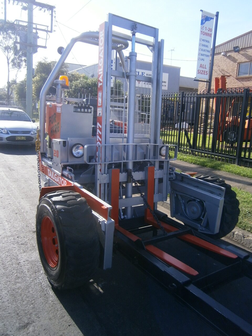 FORKLIFT - TAILGATOR EHD2000 SELF LOADING DIESEL FORKLIFT (H069) - Image 4