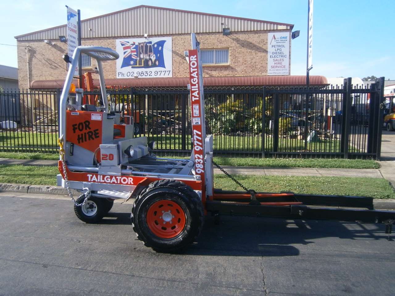 FORKLIFT - TAILGATOR EHD2000 SELF LOADING DIESEL FORKLIFT (H069) - Image 6